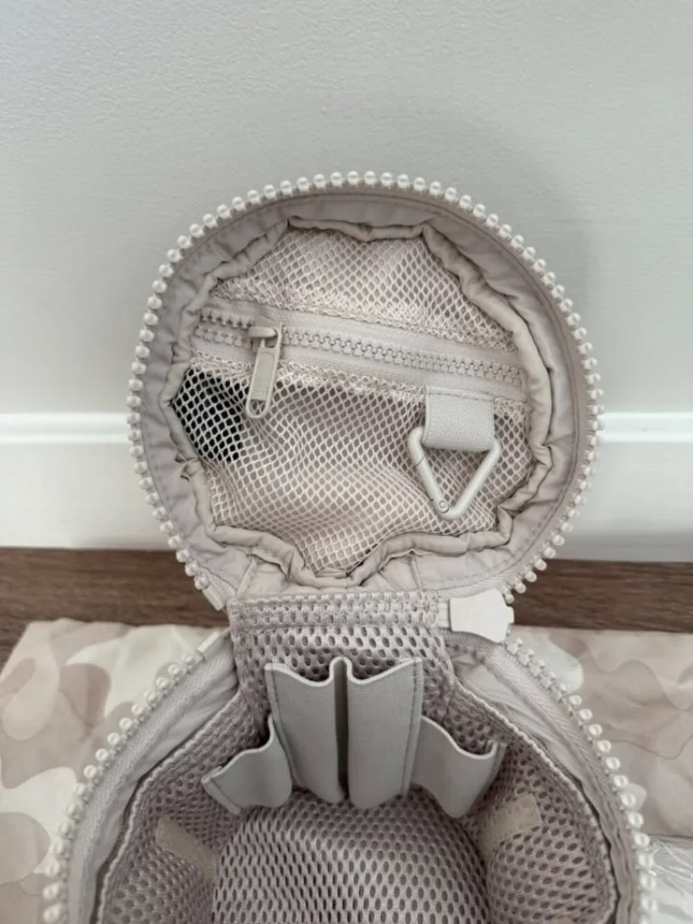 Dagne Dover Cream Round Travel Makeup Organizer